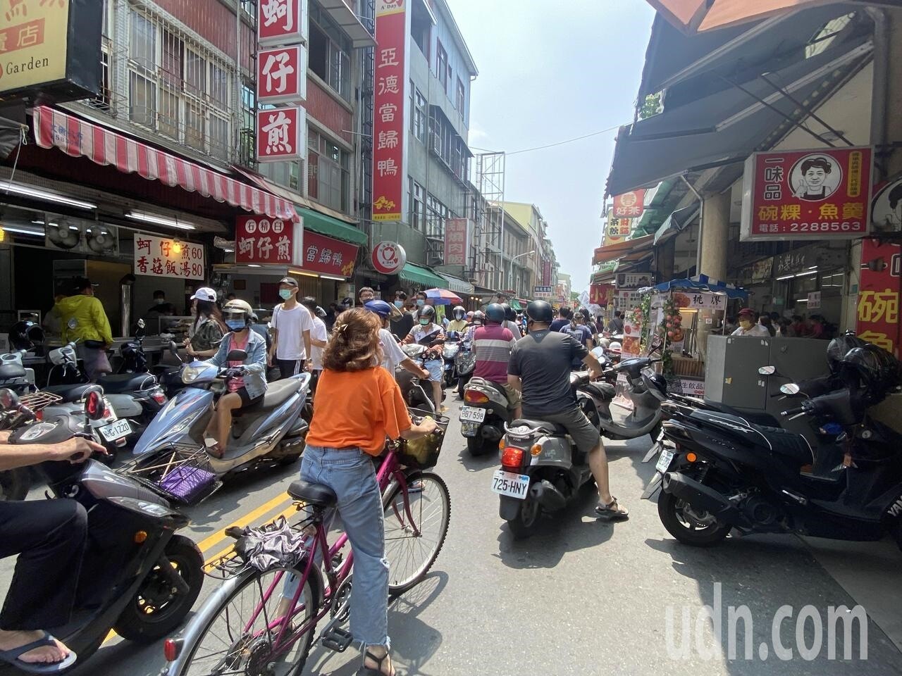 台南市知名的觀光景點國華商圈近期已恢復往日的繁華，但業者憂心疫情再來。記者修瑞瑩／攝影 