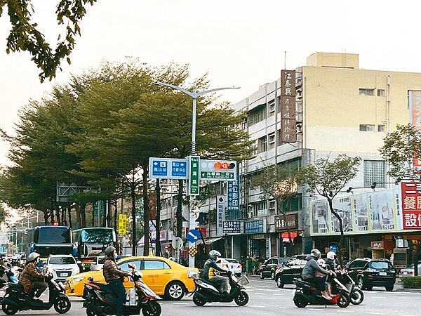 高捷黃線去年底通過綜合規畫,預計今年底動工,路線經過鳥松、新興、苓雅、前鎮、鳳山、三民區,圖為鳳山區澄清路。記者林巧璉/攝影