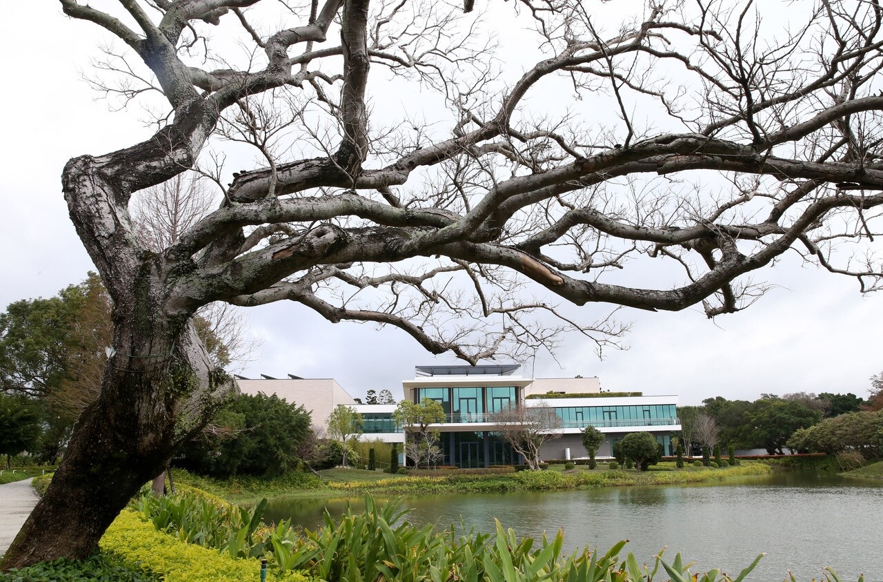 經國七海文化園區的七海潭和蔣經國總統圖書館昨開幕（圖），總統圖書館一樓展示經國先生生前事跡和方良女士的衣物及用品。記者邱德祥／攝影 