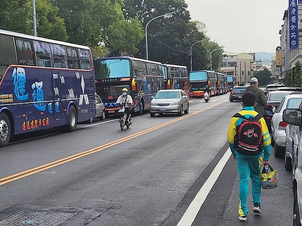 台中市遊覽車商業同業公會理事長張治本說，彰化的學校未禁畢業旅行，台中卻禁了。圖／取自張治本臉書