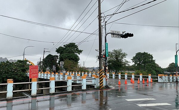 新北將改建貴子坑溪上11條聯外橋梁,圖為民生路、中港西路口,因施工已封閉。圖/新北地政局提供