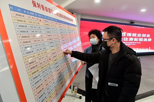 1月18日,在榕就業創業台胞首批配租房正式進行選房。圖為台胞在現場為自己選中的房源貼上標籤。(中新社)