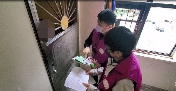 兒子積欠交通違規費30萬餘元，母親見行政執行署新北分署書記官上門貼封條，領畢生積蓄還借2萬多元急還債。圖／行政執行署新北分署提供