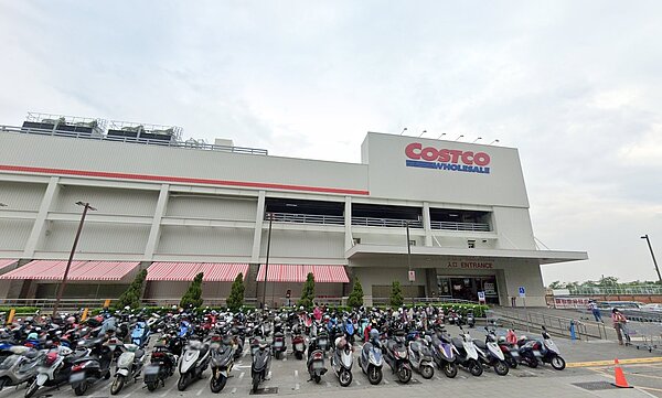 位在前鎮區的好市多中華店出現確診者足跡。圖/取自Google maps