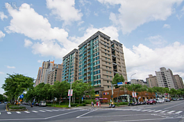 要注意的是，北大特區內有些路段房價落差頗大，以大學路為例，該路段距離北大校園近的景觀戶每坪要價約35萬元，非景觀戶則只要28萬到30萬元。此外，緊鄰北二高的學府路因較吵雜，每坪行情比區域內便宜約一到兩成；佳園路三段因距離北大較遠，屋齡6到8年大樓每坪行情23萬到25萬元，總價相對較低。（文／陳彤綺　攝影／好房News記者 陳韋帆）