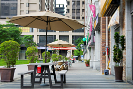 在北大特區可發現空間不像市區般擁塞，且隨處可見小座椅、小涼亭，彷彿置身於輕鬆的觀光區域，居住此地可充分享受到慢活、悠活的居住品質。（圖文／好房News記者 陳韋帆 ）