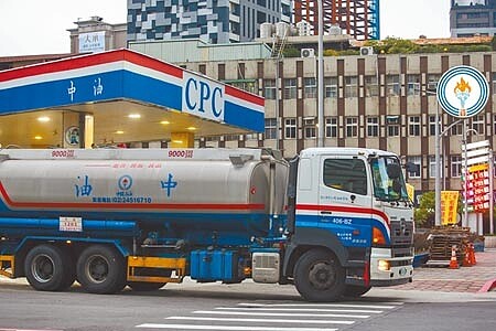 國際原油居高不下,下周國內油價將拉出連4漲!依機制中油預計調漲汽油每公升0.6元,柴油漲0.2元,主要油品95無鉛汽油每公升再度衝破31元,新牌價上看31.3元。累計光是今年1月份,油價4次漲幅,汽油每公升就調高多達2.3元。開車民眾加油時,對返鄉成本攀升,應會很有感!(鄧博仁攝)