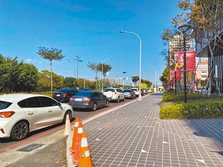 遠東百貨竹北店14日開始試營運，人潮、車潮湧現，周邊道路也出現機車違停現象而被開罰單。（莊旻靜攝）