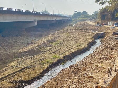 台南市新化區虎頭溪排水護岸新建工程20日舉行動土儀式，預計今年11月底完工。（曹婷婷攝）