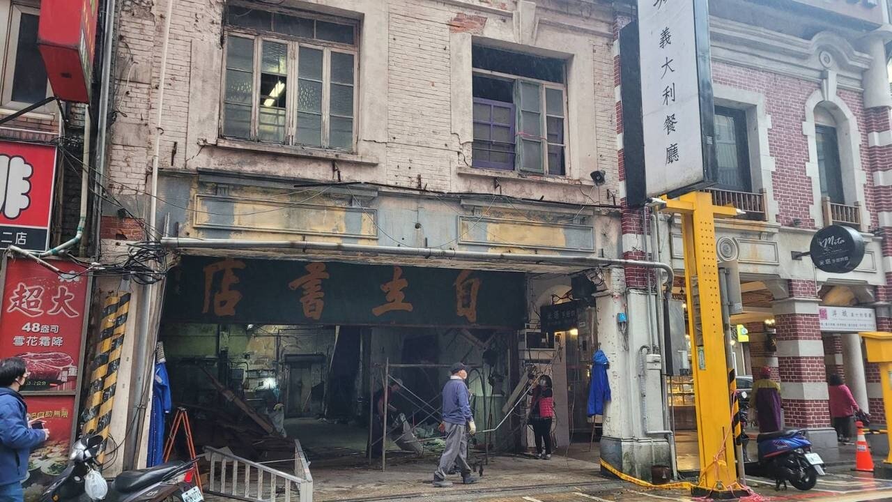 基隆百年老屋「自立書店」修建,重現王寵惠提字老招牌。記者游明煌/攝影