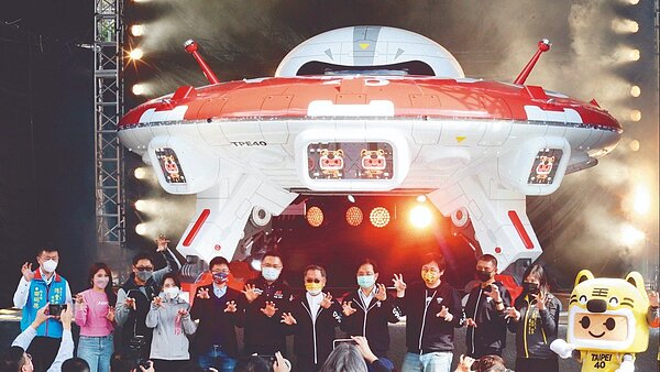 台北燈節主燈昨天亮相,以宇宙飛船作為主題。圖/記者邱德祥攝影
