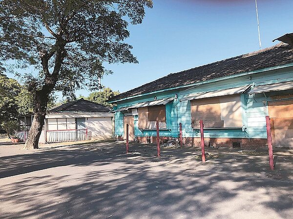 高雄中油原日本第六海軍燃料廠宏毅宿舍群興建至今80年歷史,不少居民居住數十年之久,爭取就地讓售多年。圖/居民提供