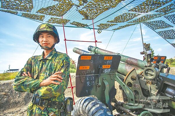 政院拍板通過,後備軍人教召津貼將以基本工資的1.5倍計算。圖為臺中大甲日南國中田徑隊教練蔡柏政,過去曾在關渡地區指揮部禮砲連服役,同心31號演習,是他首次參與教召任務,他表示,只要國家需要後備軍人,他就會挺身而出,保衛國家。(軍聞社)