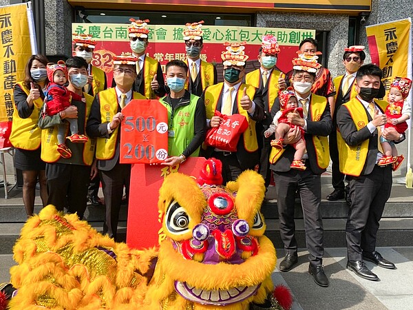 永慶不動產台南區經管會已連續8年響應創世基金會「寒士吃飽30」活動,助寒士們溫暖迎接虎年。圖/永慶房產提供