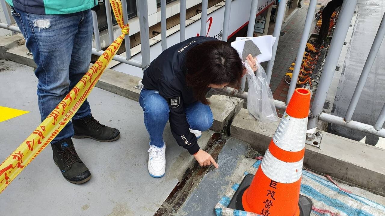 要價500多萬元的三興天橋整修工程,陸橋油漆剝落,橋面接縫龜裂殘破,北市議員簡舒培上午前往會勘。記者楊正海/攝影