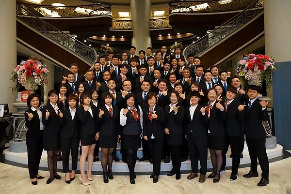 台慶不動產資深店東林威志分享,2021年跟著加盟總部數位轉型,讓加盟店績效不畏疫情、逆勢穩健成長。圖/永慶房產集團提供