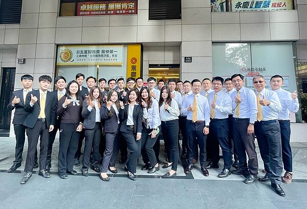 永慶不動產詹士慶團隊受惠系統、聯賣,2021年創造近8千萬元業績,更預約加盟永義房屋,擴大服務量能。圖/永慶房產集團提供