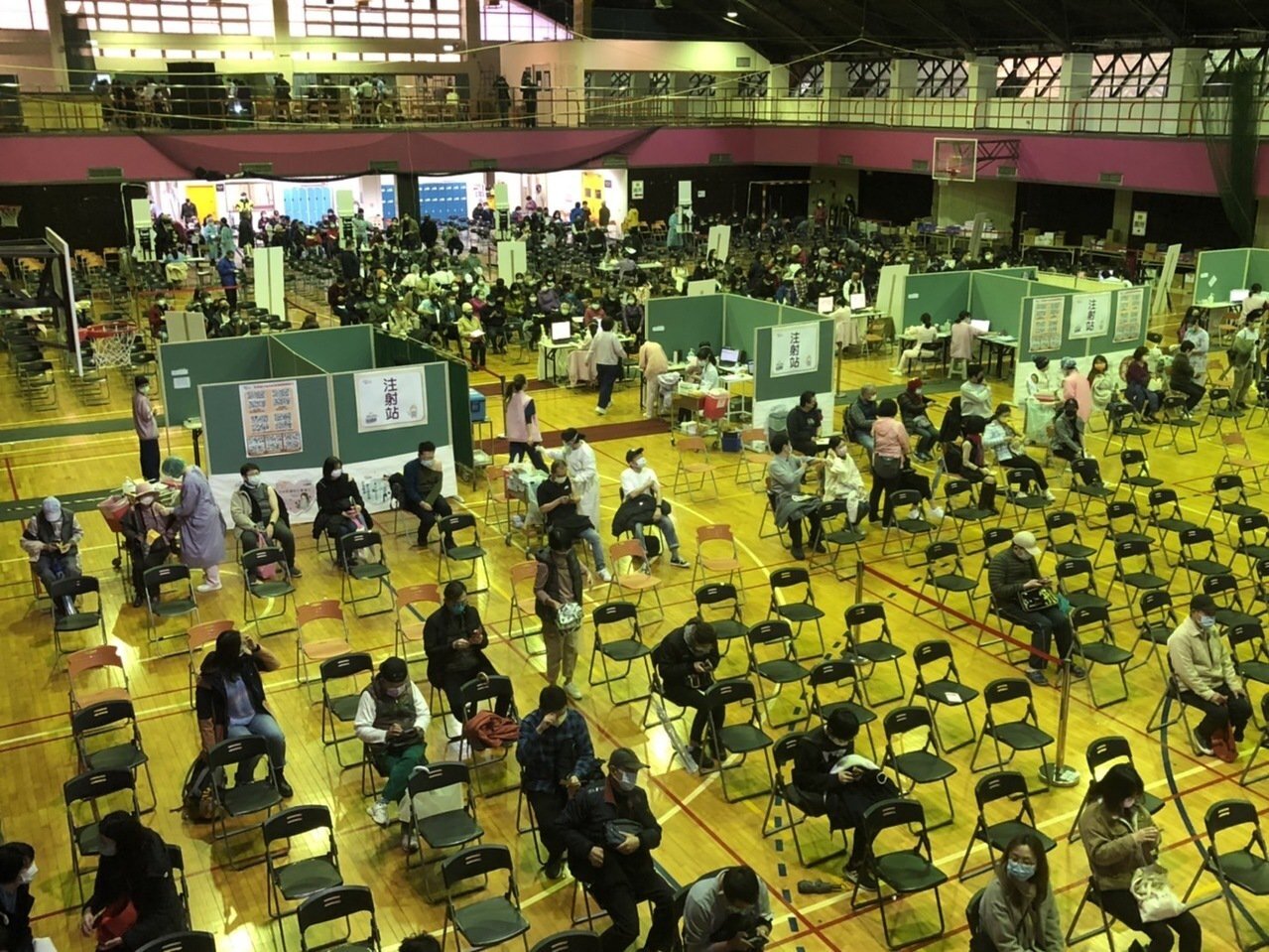 Omicron疫情持續擴大,接種第三劑疫苗再次成為全民運動。記者沈能元/攝影