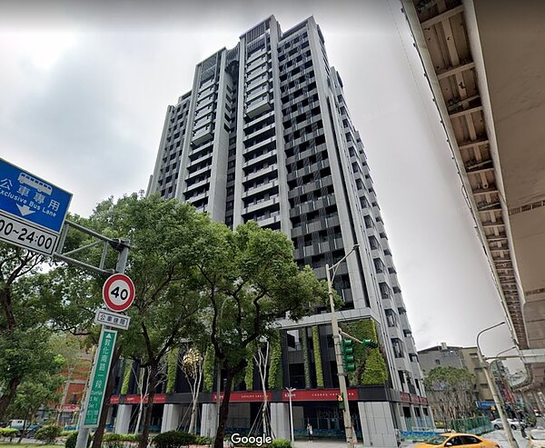 專家透露,前身為海砂屋的「敦南御所」,部分戶別為地主分回戶,取得成本較低,因此才有機會以非區域行情出脫。圖/截自Google Maps