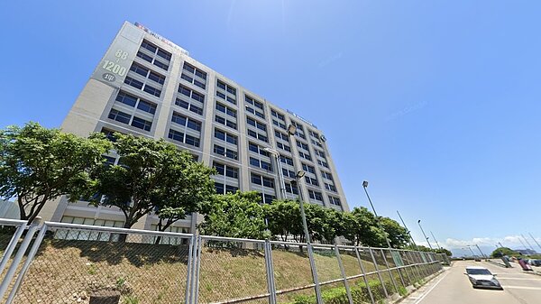 位於桃園遠雄自貿區的亞旭電子廠一夜爆增60例確診個案,累計66人染疫。圖/截自Google Maps