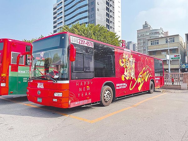 高市交通局推出應景的「年貨公車」路線,並配合虎年生肖,在公車外打造「福虎生風」裝飾。(高市交通局提供/石秀華高雄傳真)