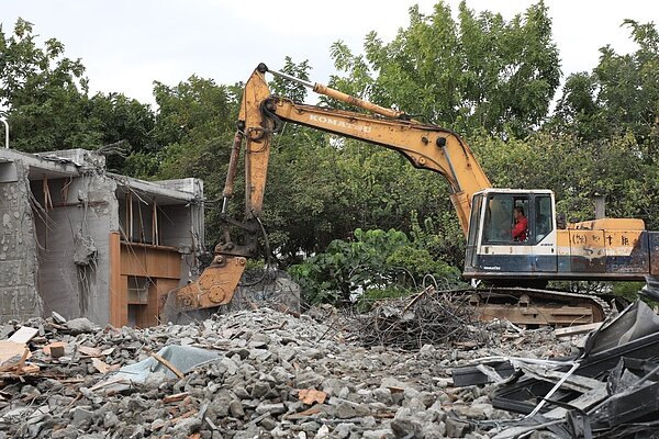 國民黨前立委顏寬恒家族位於南屯的房舍涉及違建,中市府今下午前往勘查,違建部分已100%拆除完畢。圖/台中市都發局提供