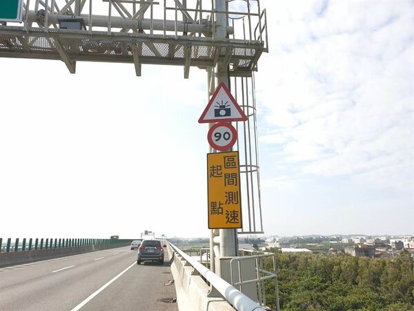 台61線西濱快速道路雲林段的區間測速儀器停用一年，本月31日()恢復執法。圖／中時電子報