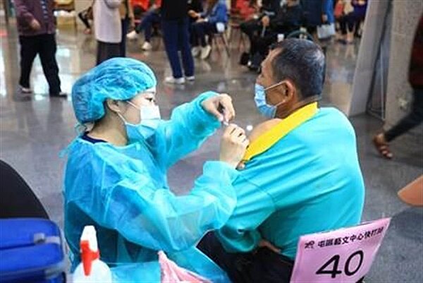 衛生局表示，台中市依據中央政策積極推動「五箭齊發」，透過分流加速民眾接種到疫苗。圖／台中市衛生局提供