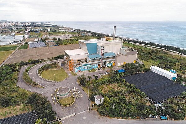 台東民眾近日發現尚未正式啟用的焚化爐一到晚上就冒出陣陣白煙,質疑提前啟用。(台東縣府提供/蔡旻妤台東傳真)