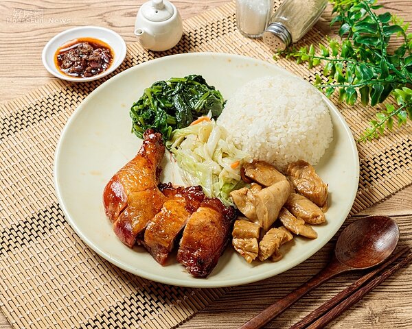 鴻利燒臘的老闆阿鴻，融合北部人的飲食習慣，做出屬於自己的燒臘口味。