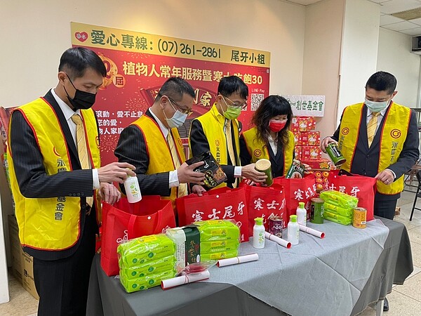 永慶不動產高雄區經管會同仁們親自擔任「送禮到家」義工,合力分裝愛心年禮並贈送給植物人家庭。圖/永慶房產提供