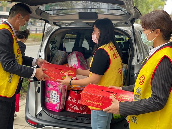 永慶房產集團以「助人圓滿成家」為核心理念,發揮企業力量投身公益活動,幫助需要的弱勢族群。圖/永慶房產提供