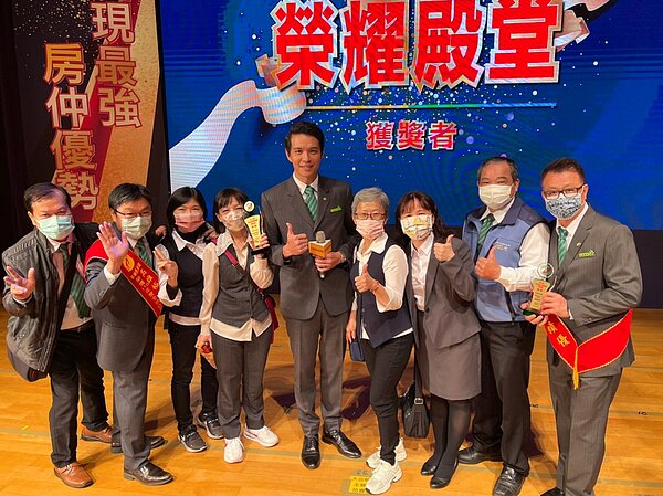 有巢氏房屋蘇聖發團隊受惠集團品牌力、聯賣力,平均每人每月可創造20萬元的業績,獲得「全台店總業績傑出獎」。圖/永慶房產集團提供