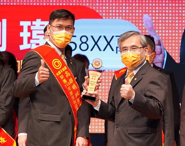 二度獲得「永慶不動產全台店總業績傑出獎」的林剛瑋團隊,去年業績成長44%,更預約加盟「永義房屋」持續壯大版圖。圖/永慶房產集團提供