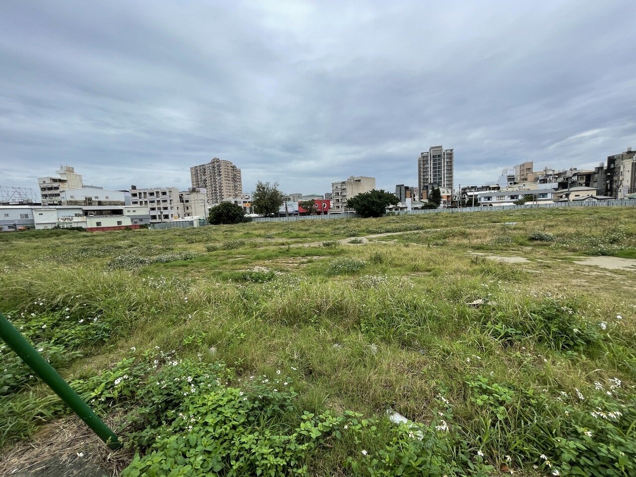 新竹市中雅安居社宅基地周邊設有圍籬,現況仍為閒置。記者張裕珍/攝影