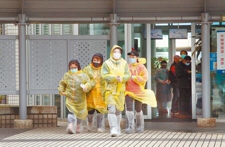 勞動部針對聘僱移工人數達50人以上事業單位,近期內將要求全面快篩,全國約有1200家。圖為位於遠雄自由貿易港區的亞旭電腦驚爆新冠肺炎群聚感染,港區內設置篩檢站為所有工作人員採檢。(范揚光攝)