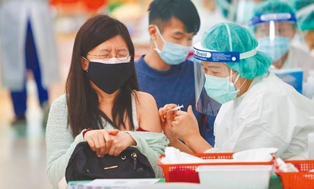 台北榮總22日起開設COVID-19疫苗追加劑周末特別門診，不少民眾到場接種以求安心過年。（季志翔攝）
