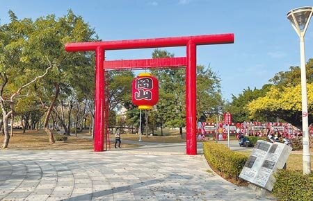 高雄市岡山公園的日本神社鳥居下方掛著大紅燈籠,頗有日本淺草寺雷門味道,評價兩極。(林瑞益攝)