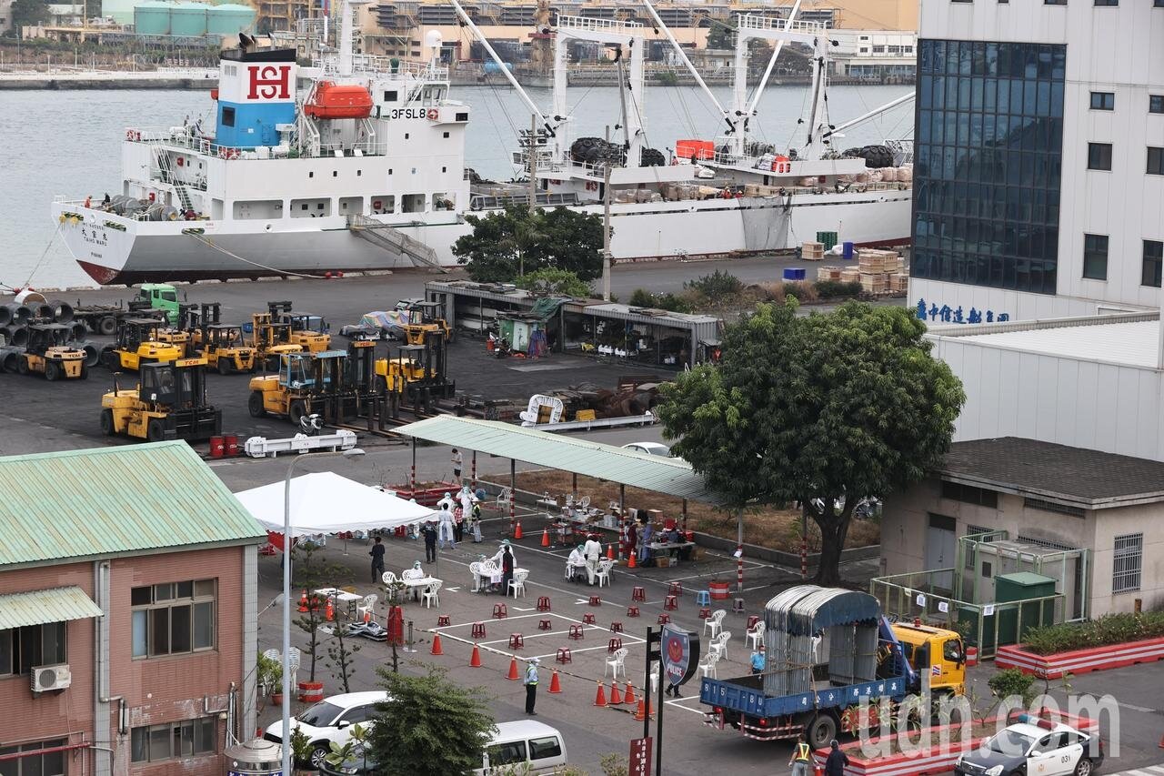 高雄四歲男童一家三口病毒基因定序結果,證實是本土第八條傳播鏈。初步研判在高雄港擔任輪船引擎維修師的父親,登上國際輪船工作感染的機會較高。記者劉學聖/攝影