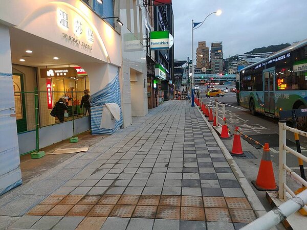 基隆忠一路國門廣場洗顏,公部門到住戶和商家改善市容。圖/基隆市政府提供