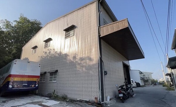 南投地檢署劉姓法警長遭檢舉二層樓透天厝是違建。圖/讀者提供