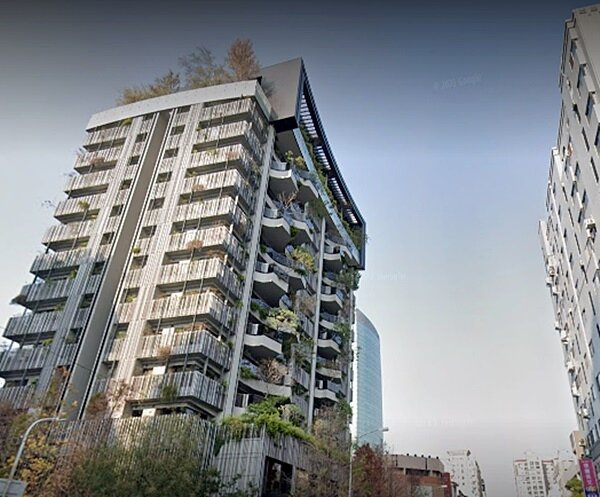 台中市西區草悟道去（2021）年整年最高單價成屋豪宅，最高價為公益路上的「緣溪行」社區，10月以單價51萬元交易6樓戶，總價是4200萬元，坪數是96.61坪。圖／google map
