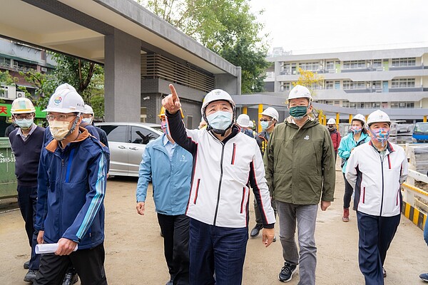 侯友宜視察板橋忠孝國中老舊校舍整建統包工程。圖／新北市政府提供
