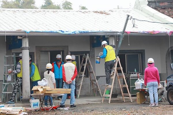 翻新家園好過年,台南做工行善團助弱勢修繕房屋。圖/台南市政府提供