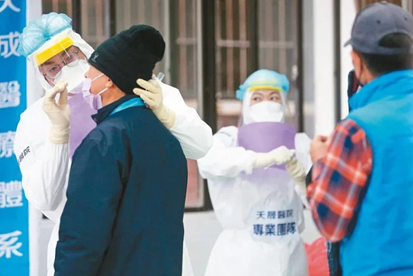 Omicron疫情跨縣市多點爆發,全國基層診所無所適從,民眾人心惶惶。圖/聯合報資料照片