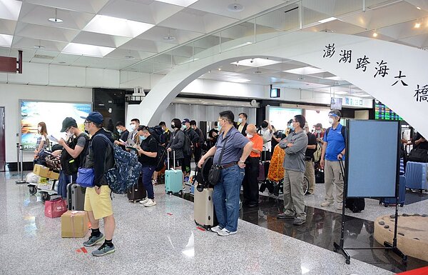 因應清明4天連假,交通部民用航空局宣布,澎湖、金門、馬祖三離島管制航線將提供1416架次,計13萬9640個座位數,今天上午9時起開放訂位。圖/澎湖縣政府提供