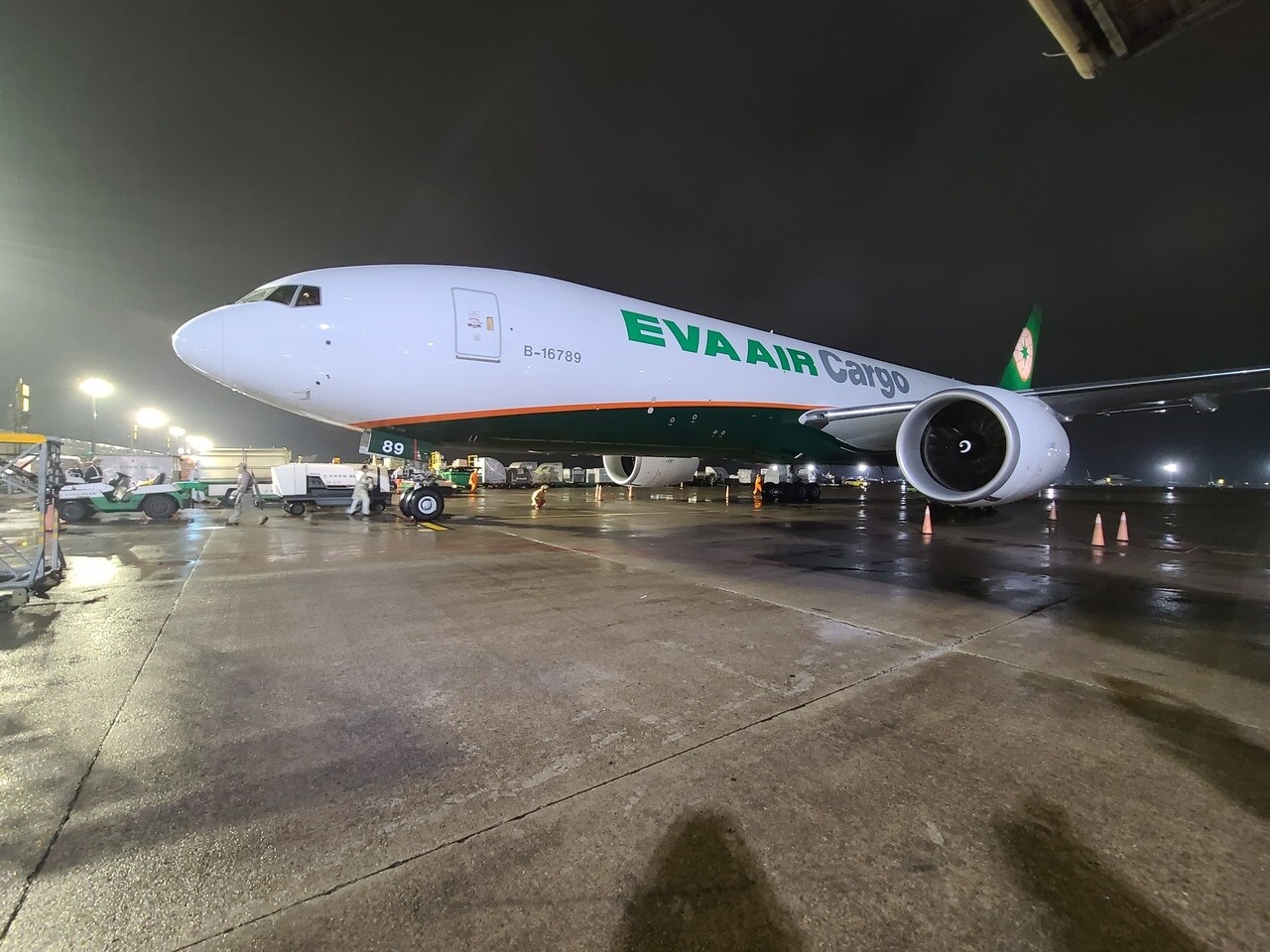 第一批新冠肺炎口服抗病毒藥物清晨由長榮航空自美國運抵台灣,班機停在503貨機坪。記者鄭超文/攝影