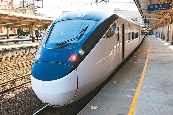 台鐵全新自強號EMU3000型投入春節輸運,不少台鐵司機憂心「邊學開、邊疏運」,根本拿命在賭,台鐵局回應,車輛都經保養及出庫檢查,確認安全無虞才上線。本報資料照片