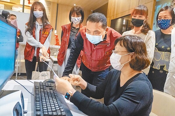 新北市昨日啟動徵用防疫旅館轉型集中檢疫中心,專門收治無症狀、輕症個案,新北市長侯友宜前往泰山區集中檢疫中心視察整備狀況。圖/新北市衛生局提供