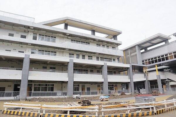 新北板橋區忠孝國中校舍從2018年8月起分批整建,今年即將完工。圖/新北工務局提供